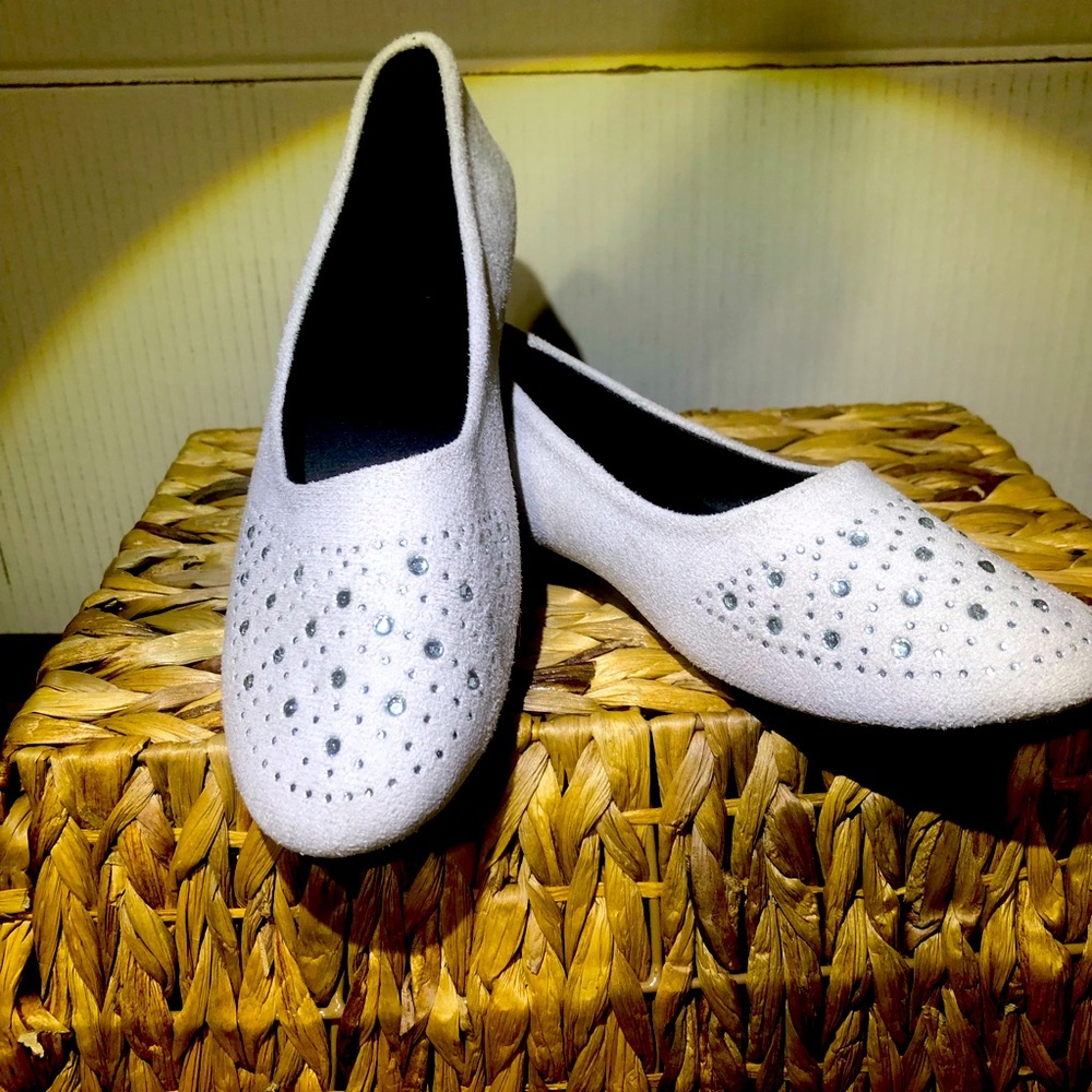 No name NWOT slip on size 7 or 39 off white shoes with bling across the toes
